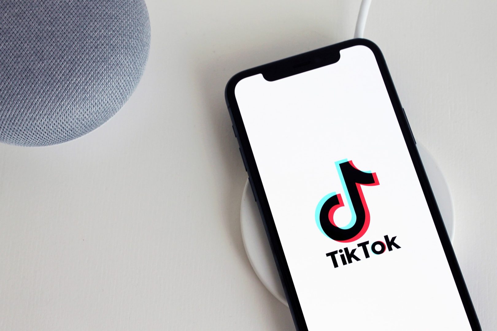 Lors de cette vidéo TikTok, deux personnes tentent de se faire