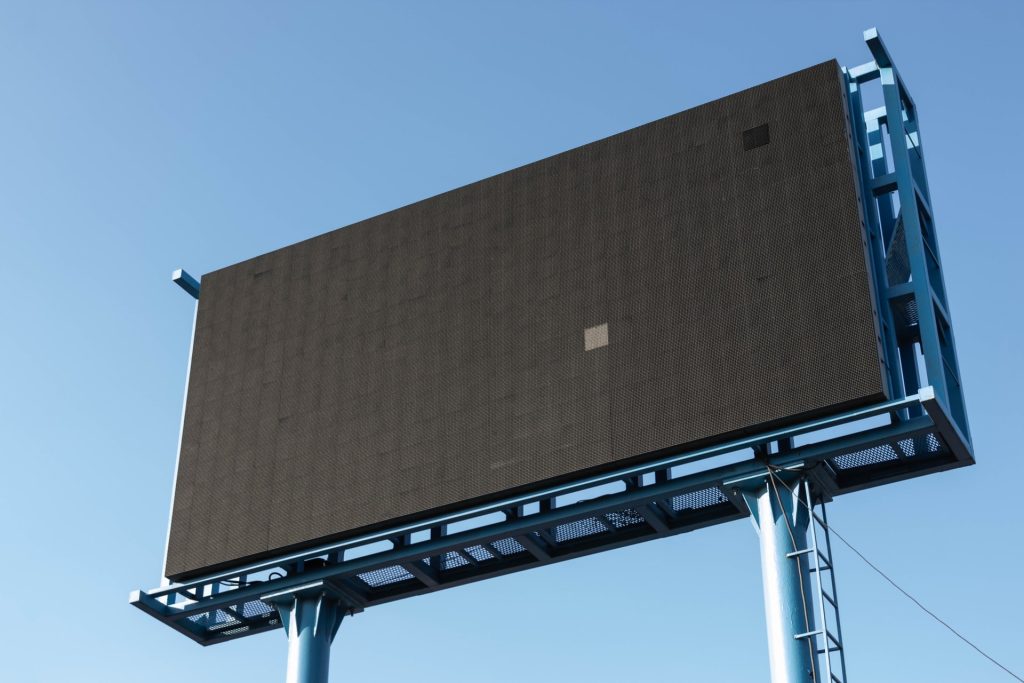 QuaiAlpha_illustration_billboard_ad_pub_reseaux