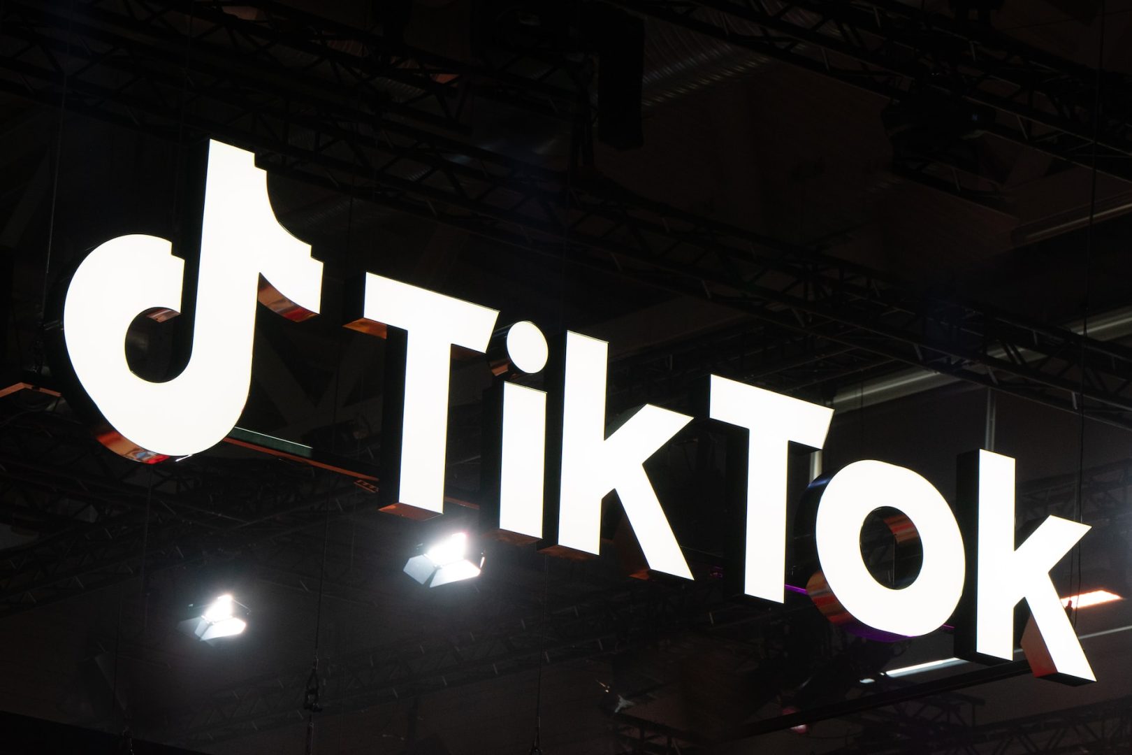 QuaiAlpha Illustration Tiktok Centres Distribution
