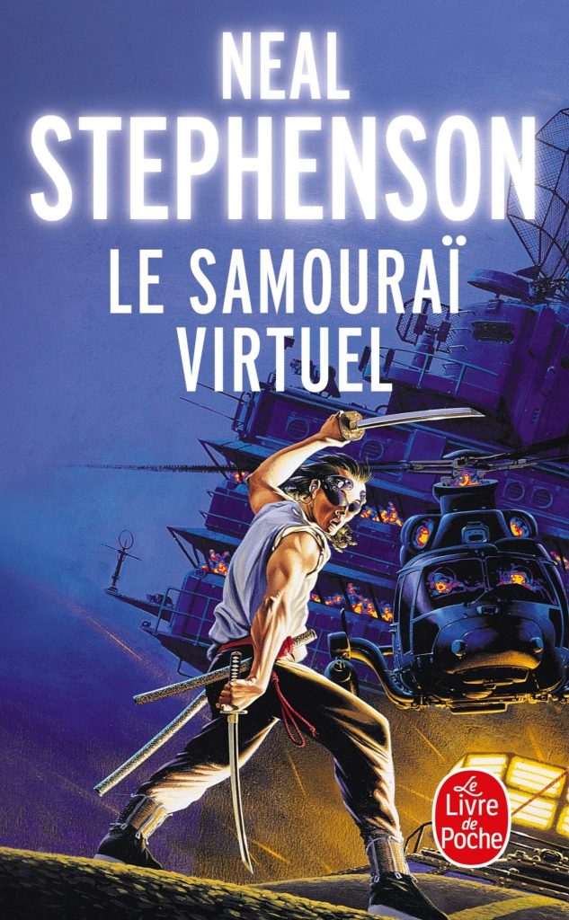 Couverture du roman Le Samouraï Virtuel écrit par Neal Stephenson montrant un homme équipé d'un casque de réalité virtuelle et de deux sabres à proximité d'un hélicoptère de combat et d'un navire de guerre moderne.