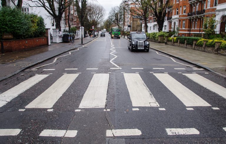 Photo récente du passage piéton d'Abbey Road, avec exactement le même angle que la célèbre pochette de l'album Abbey Road sorti en 1969