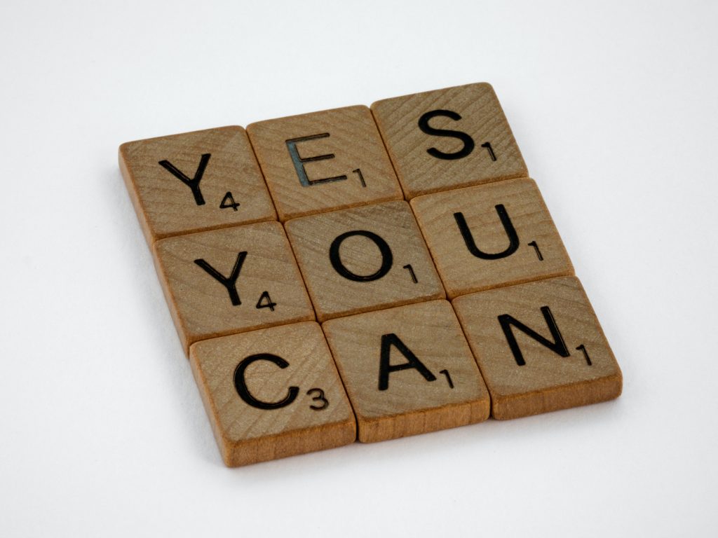 9 lettres de Scrabble sont disposées en carré pour former la phrase Yes You Can qui signifie Oui Vous Pouvez