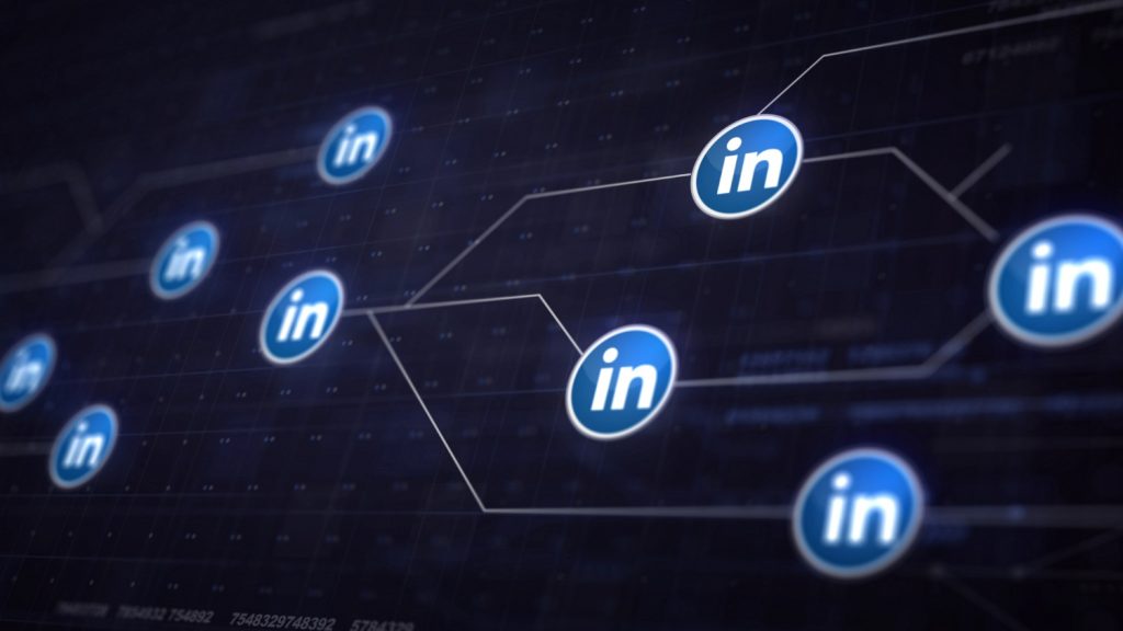 Des petits logos LinkedIn sont reliés entre eux au sein d'un réseau