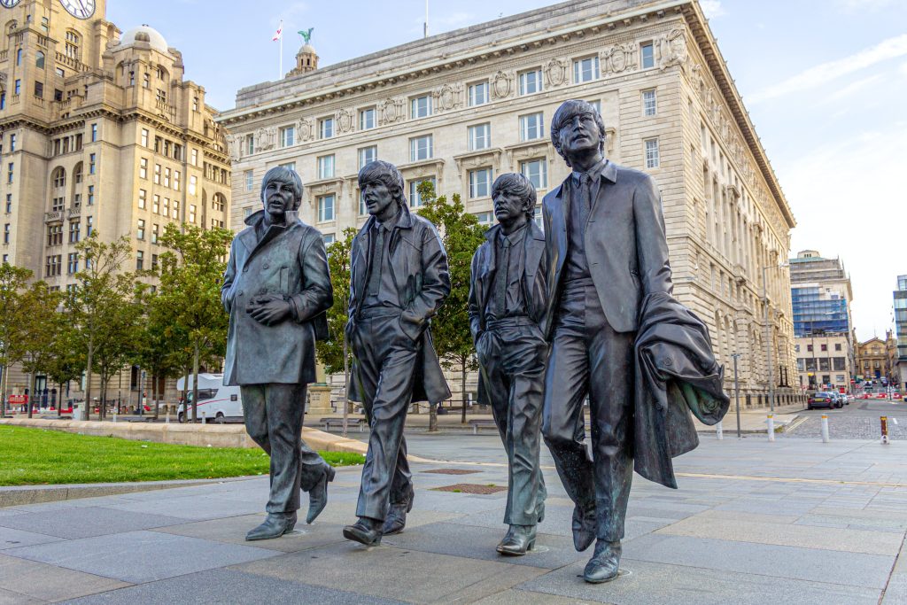 Une photo des statues des Beatles qu'on peut voir dans une rue à Liverpool