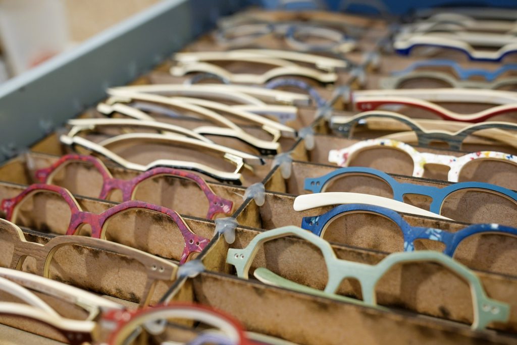 Photo de montures de lunettes In'bô disposées dans un tiroir dans les ateliers de fabrication.