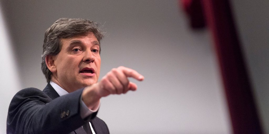 Arnaud Montebourg en train de montrer quelque chose du doigt