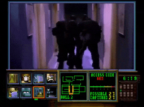 Gif animé du jeu Night Trap montrant deux intrus pris au piège par un mécanisme au niveau du sol.