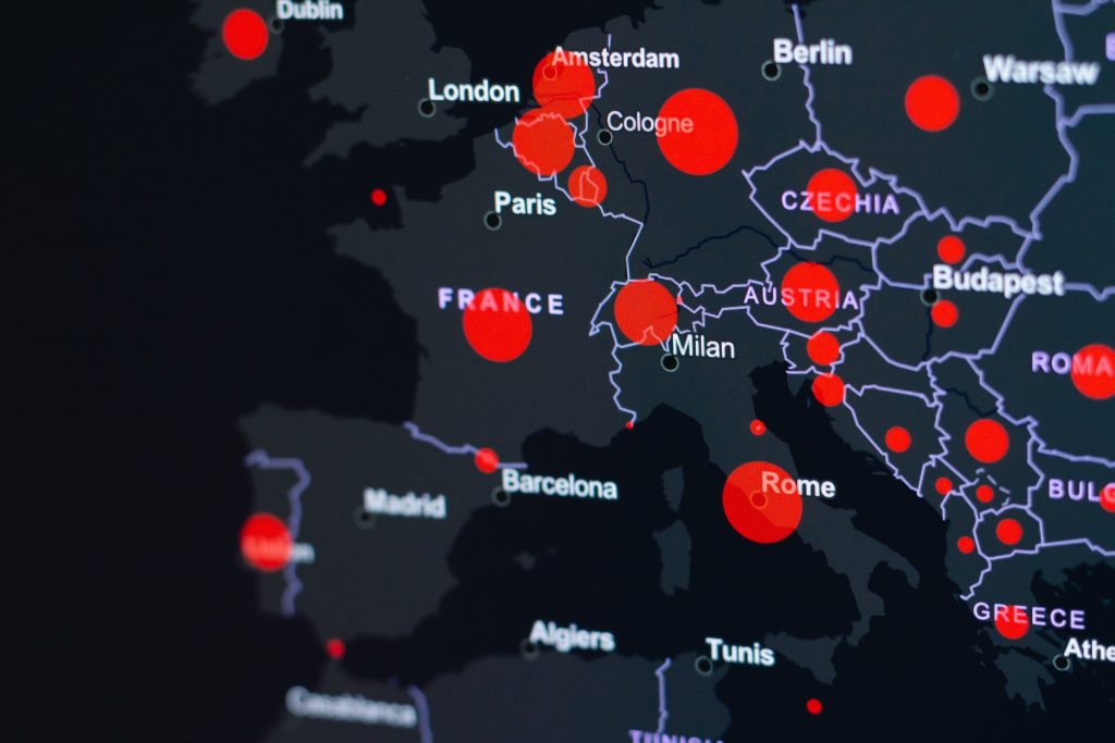 Carte d'Europe montrant des points rouges dans certaines grandes villes