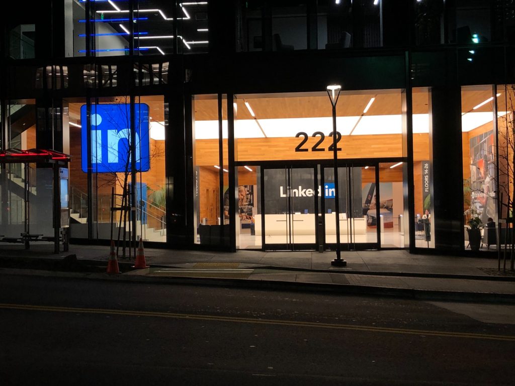 La façade des bureaux de LinkedIn, éclairés de nuit