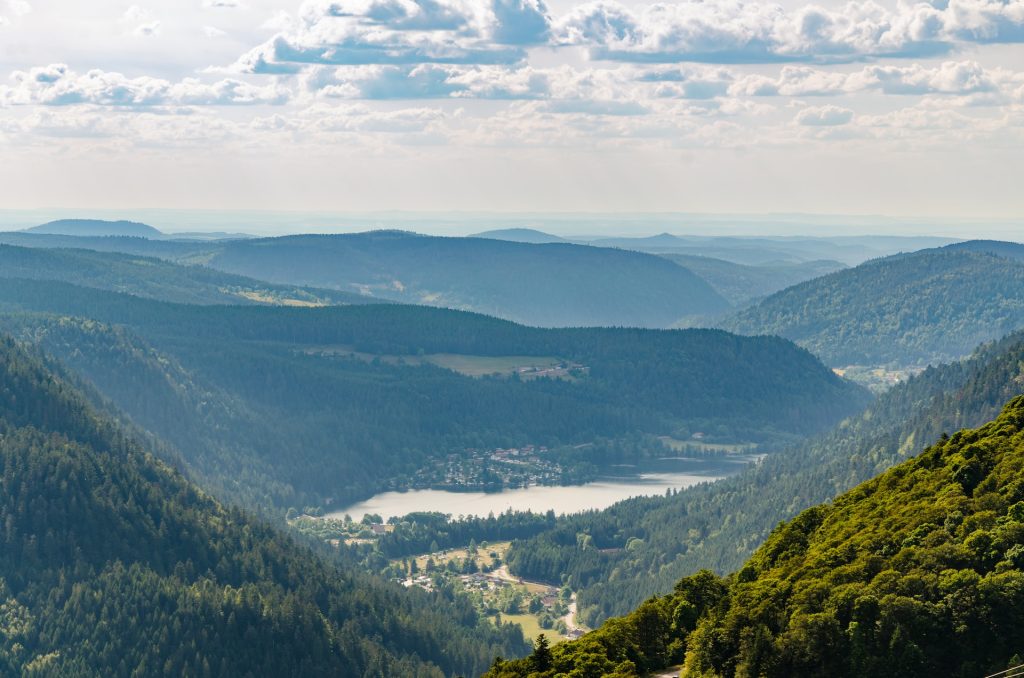 Vue en hauteur du lac de Retournemer à proximité de Xonrupt-Longemer dans les Vosges