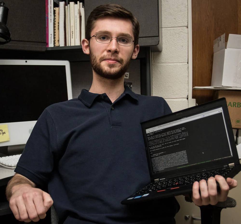 Une photo de Marcus Wanner avec un ordinateur portable dans les mains