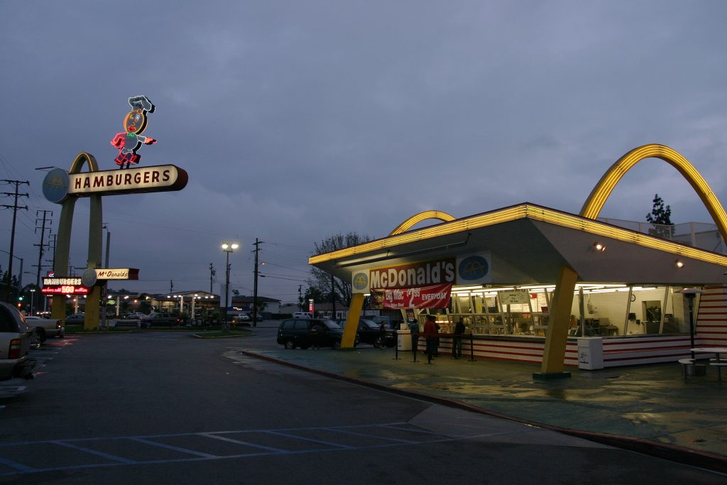 Photo du plus ancien restaurant McDonald's toujours en activité à Downey en Californie.