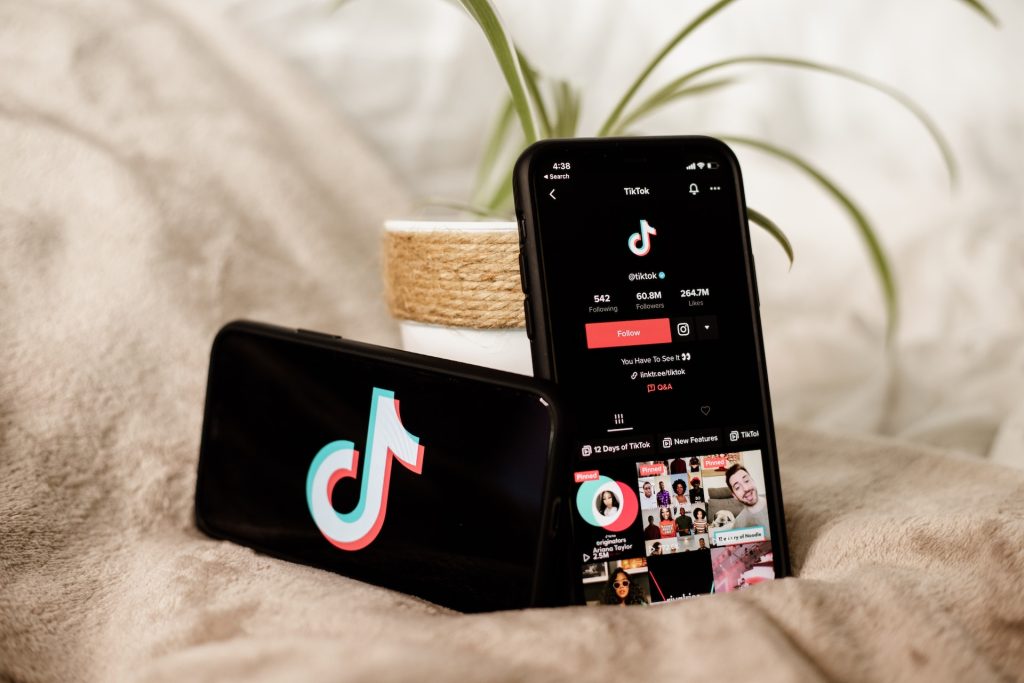 Deux smartphone côte à côte sur lesquels sont affichés l'application TikTok