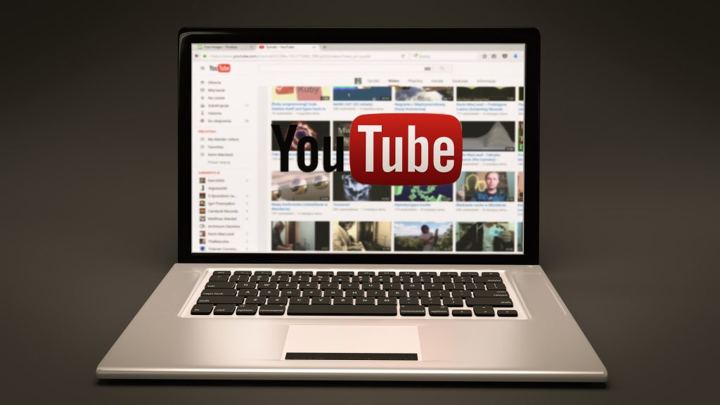 Un ordinateur portable ouvert sur la page d'accueil de YouTube