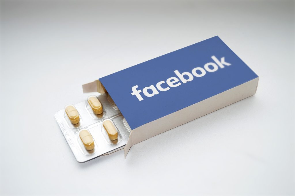 Une boite de médicaments avec le logo Facebook dessus