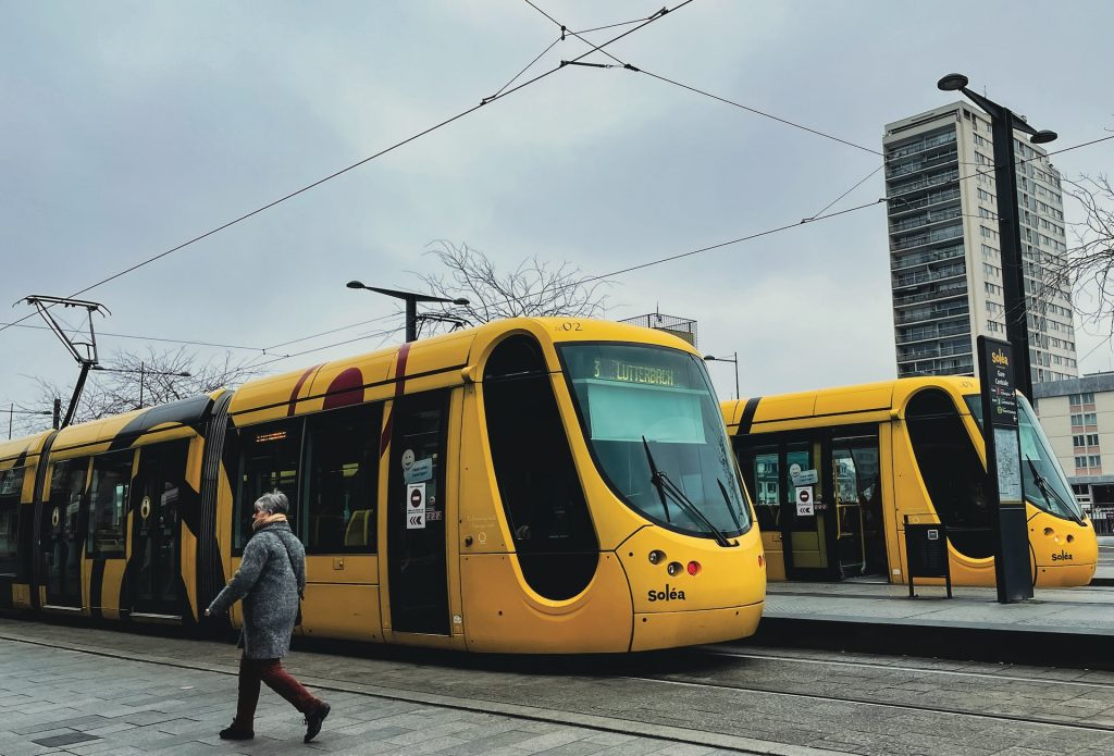 Deux trams jauenet noir se croisent devant la gare de Mulhouse