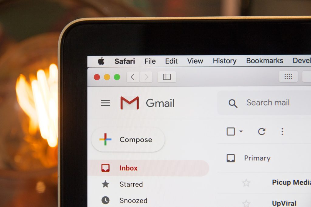 Le coin supérieur gauche d'un ordinateur portable ouvert sur une page web montrant Gmail