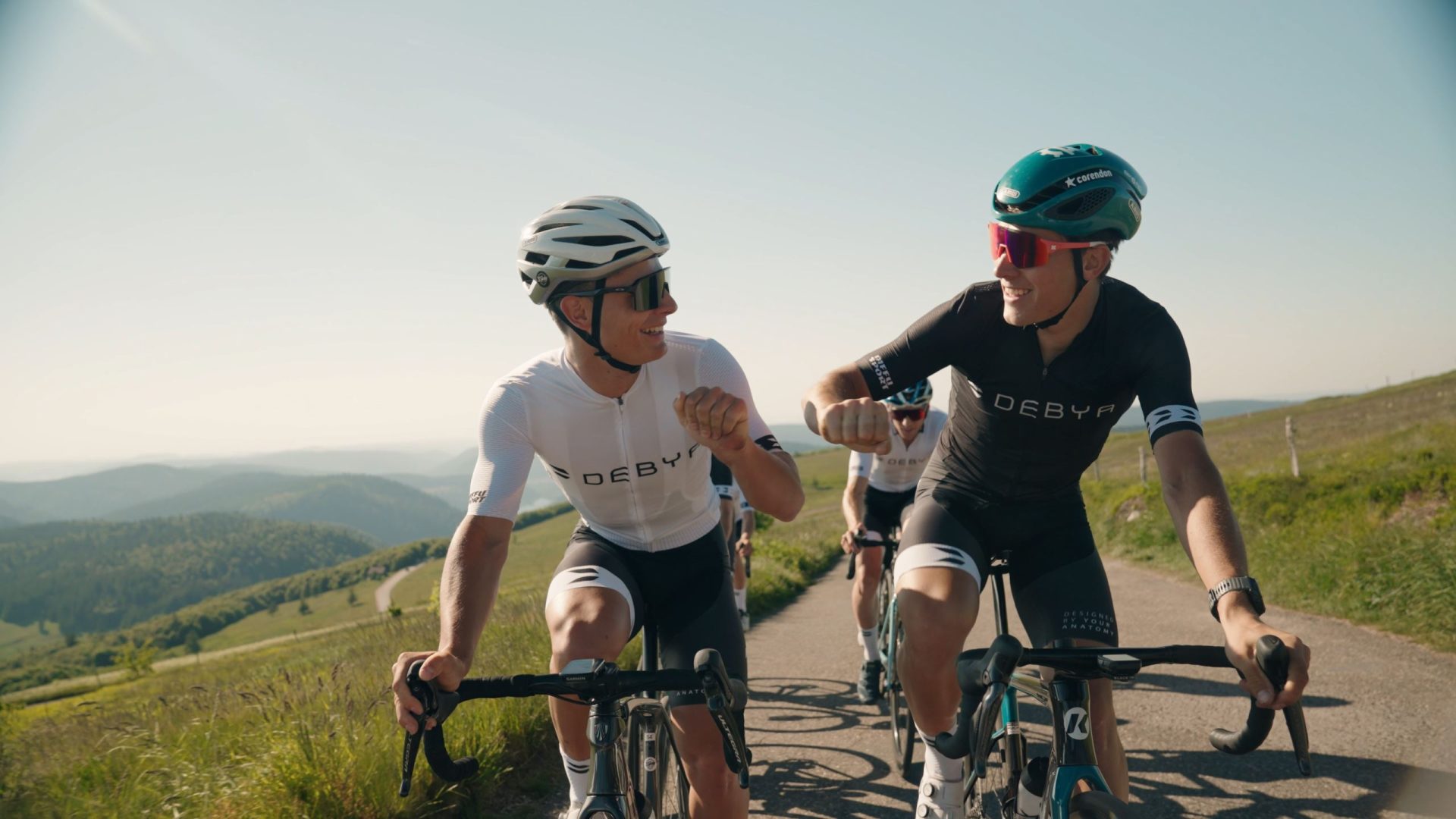 Extrait de la vidéo Debya montrant 2 cyclistes souriants et heureux roulant côte à côte
