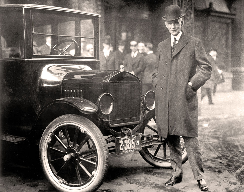 Henry Ford posant à côté d'une Ford Model T en 1921.