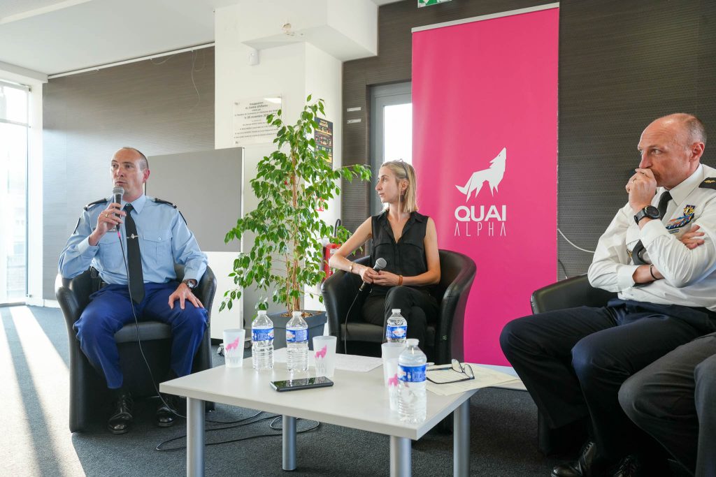 L'adjudant de gendarmerie Jérémie Roy et le Général de Brigade Aérienne Arnaud Bourguignon sont réunis autour de Julia Mariton lors de notre conférence dédiée à la géopolitique.