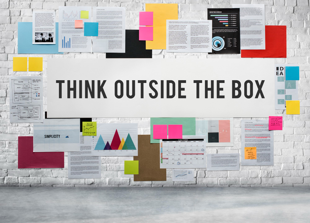 Des inscirptions sur un mur, dont un grand "think ouside the box"
